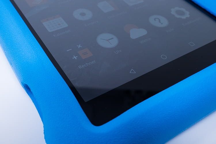 Die farbenfrohe Hülle soll die Fire HD 8 Kids Edition vor Stößen und Stürzen schützen Die farbenfrohe Hülle soll die Fire HD 8 Kids Edition vor Stößen und Stürzen schützen