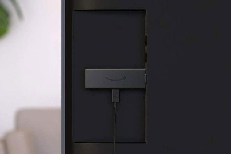 Dank kurzer Maße passt der Amazon Fire TV Stick Lite problemlos in den HDMI Schacht beim Fernseher Dank kurzer Maße passt der Amazon Fire TV Stick Lite problemlos in den HDMI Schacht beim Fernseher