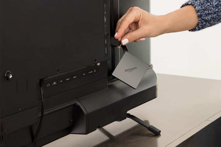 Mit dem neuen, rautenförmigen Design versteckt sich Fire TV hinter dem Fernseher Mit dem neuen, rautenförmigen Design versteckt sich Fire TV hinter dem Fernseher