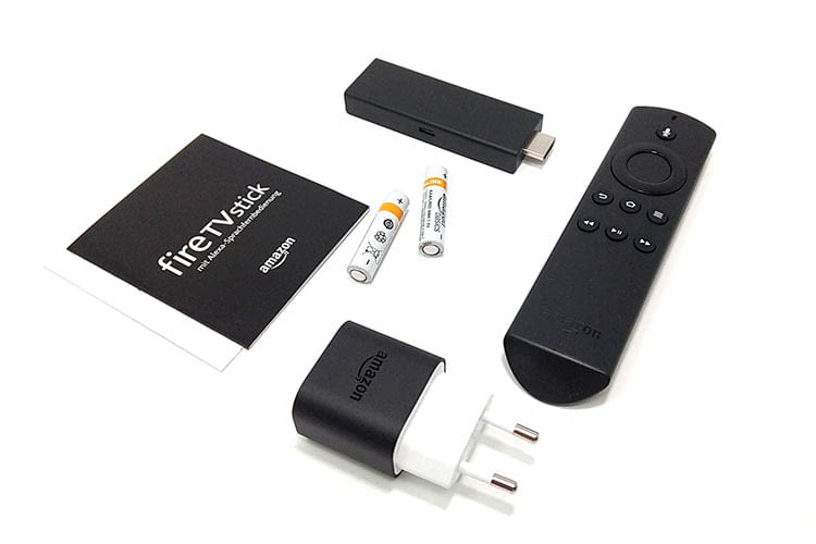 Der Fire TV USB Stick kommt mit Fernbedienung, USB-Kabel, Netzstecker, Batterien und Anleitungsheftchen Der Fire TV USB Stick kommt mit Fernbedienung, USB-Kabel, Netzstecker, Batterien und Anleitungsheftchen