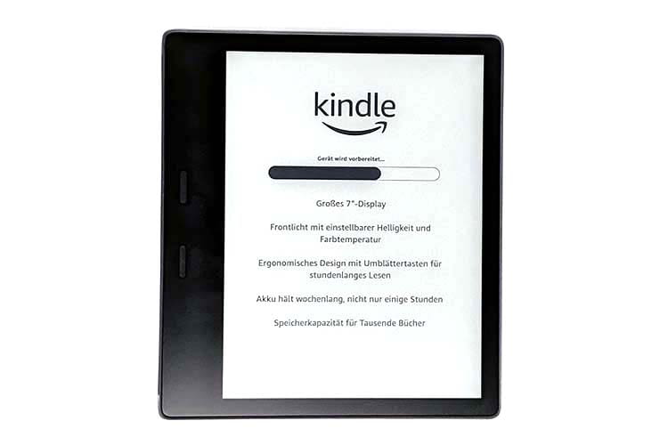 Nach dem Einschalten beginnt Amazon Kindle Oasis automatisch mit der Installation Nach dem Einschalten beginnt Amazon Kindle Oasis automatisch mit der Installation