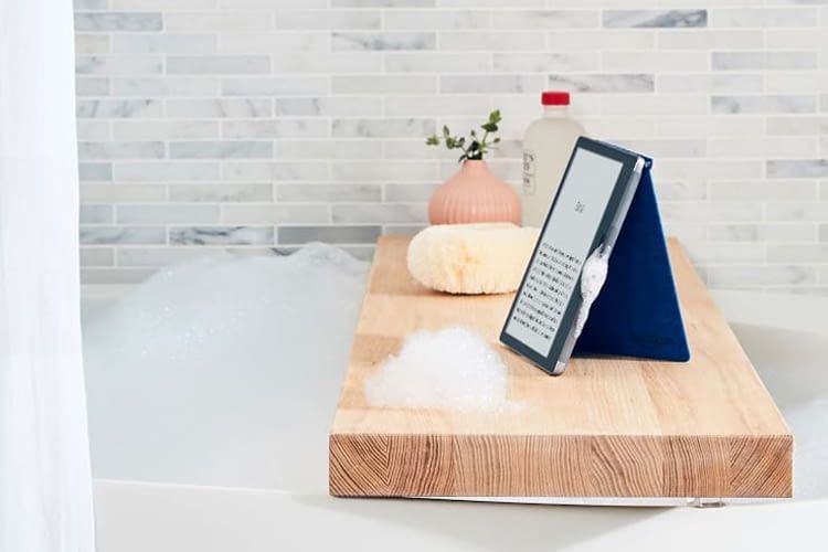 Nie wieder nasse Seiten! eReader Kindle Oasis übersteht Wasserspritzer mühelos Nie wieder nasse Seiten! eReader Kindle Oasis übersteht Wasserspritzer mühelos