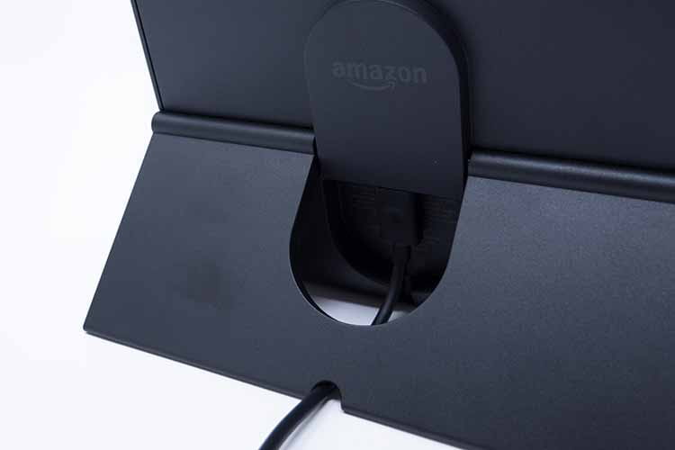 Das Amazon Fire HD 8 Show-Modus-Ladedock ist aus stabilem Metall Das Amazon Fire HD 8 Show-Modus-Ladedock ist aus stabilem Metall