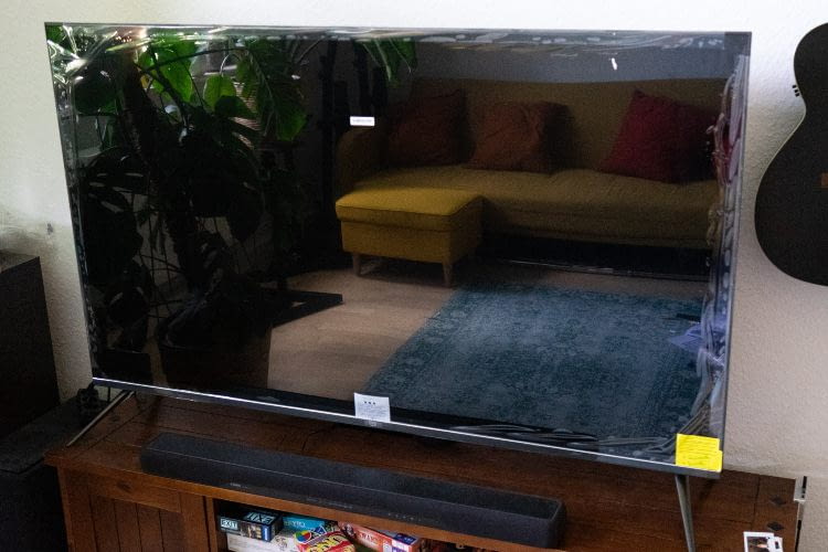 Das Display ist zum zusätzlichen Schutz mit einer Plastikfolie überzogen Das Display ist zum zusätzlichen Schutz mit einer Plastikfolie überzogen