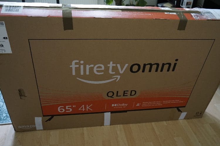 Der Amazon Omni TV Fire TV kommt ordentlich und sicher verpackt Der Amazon Omni TV Fire TV kommt ordentlich und sicher verpackt