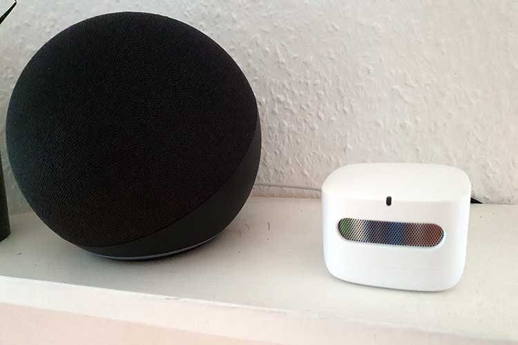 Im Test fügte sich der Amazon Smart Air Quality Monitor dank kleiner Größe und schickem Design gut in die Wohnlandschaft ein Im Test fügte sich der Amazon Smart Air Quality Monitor dank kleiner Größe und schickem Design gut in die Wohnlandschaft ein