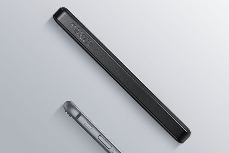 Anker PowerCore II Slim ist schlank und wiegt gerade einmal knapp 200 Gramm Anker PowerCore II Slim ist schlank und wiegt gerade einmal knapp 200 Gramm