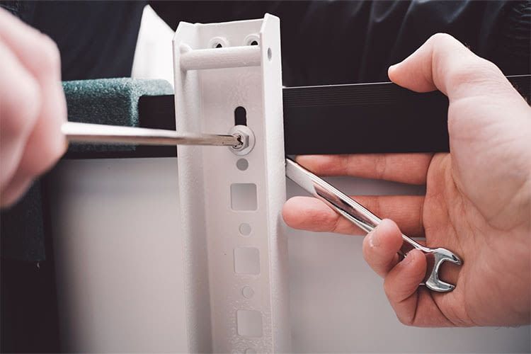 Die Halterung wird an dem Solarpanel befestigt Die Halterung wird an dem Solarpanel befestigt