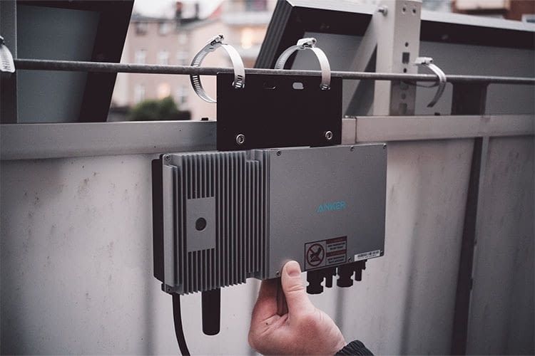 Der Wechselrichter von Anker macht einen hochwertigen Eindruck und die integrierte App-Steuerung ist sehr praktisch Der Wechselrichter von Anker macht einen hochwertigen Eindruck und die integrierte App-Steuerung ist sehr praktisch