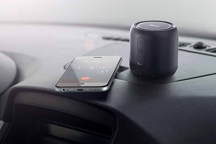 Dank seiner kompakten Größe sorgt ANKER Soundcore Mini auch im Auto für einen guten Klang Dank seiner kompakten Größe sorgt ANKER Soundcore Mini auch im Auto für einen guten Klang