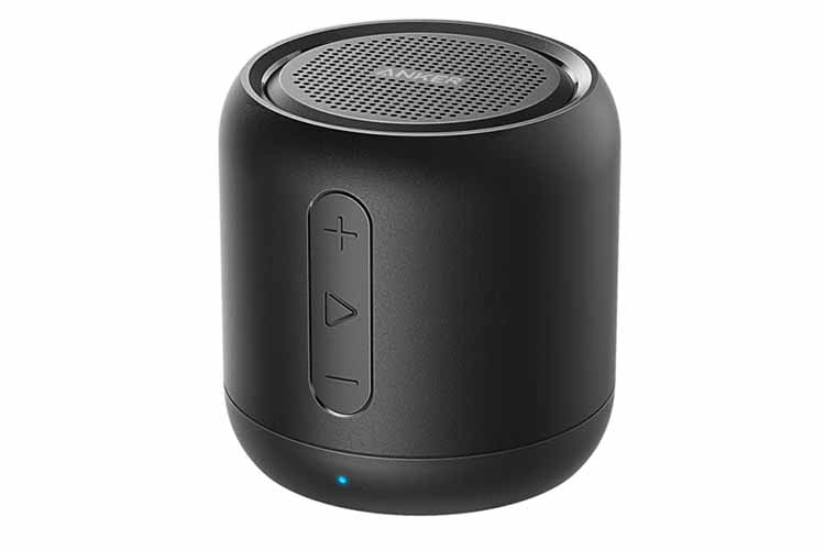 Die Bedientasten für Lautstärke und Wiedergabe am ANKER SOUNDCORE Mini sind gut platziert. Der Schall wird nach oben abgegeben Die Bedientasten für Lautstärke und Wiedergabe am ANKER SOUNDCORE Mini sind gut platziert. Der Schall wird nach oben abgegeben
