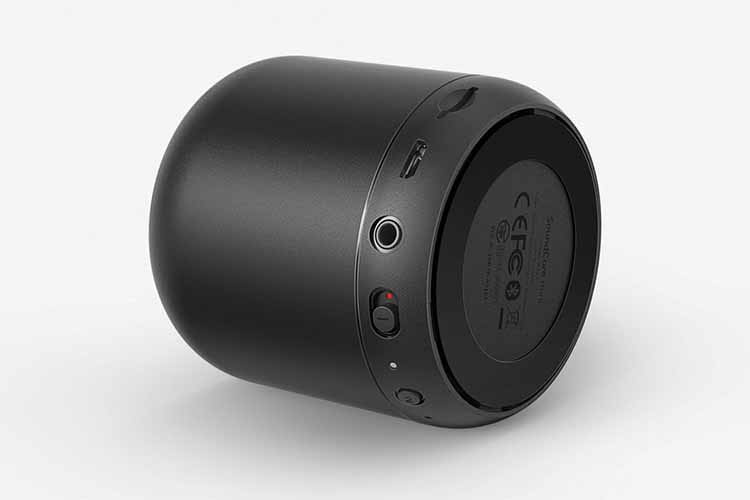 Auf der Rückseite von ANKER Soundcore Mini befinden sich der AUX- und USB-Anschluss sowie ein MicroSD-Kartenslot Auf der Rückseite von ANKER Soundcore Mini befinden sich der AUX- und USB-Anschluss sowie ein MicroSD-Kartenslot