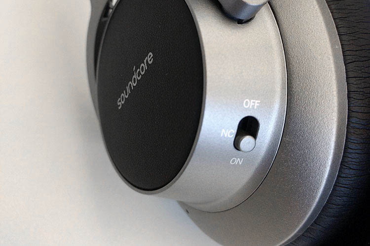Das Noise Cancelling kann an der linken Ohrmuschel von Anker Soundcore Space NC A3021 eingeschaltet werden Das Noise Cancelling kann an der linken Ohrmuschel von Anker Soundcore Space NC A3021 eingeschaltet werden