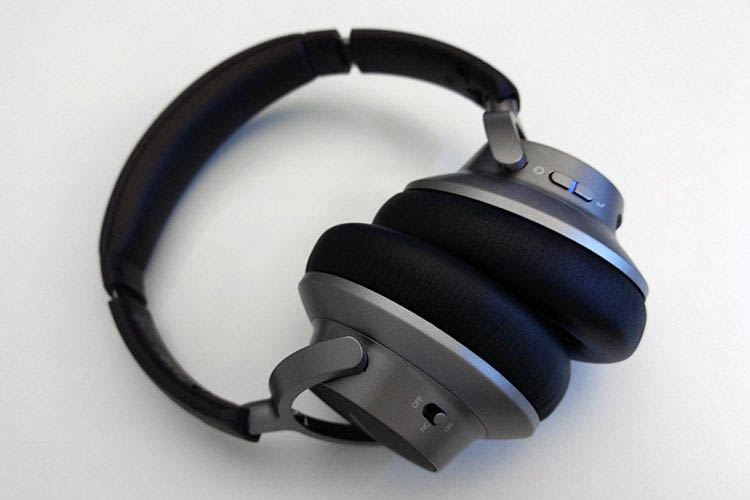 Dank der dicken Memory-Schaumpolsterung ist Anker Soundcore Space NC A3021 auch für Brillenträger geeignet Dank der dicken Memory-Schaumpolsterung ist Anker Soundcore Space NC A3021 auch für Brillenträger geeignet