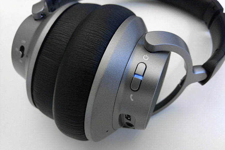 Anker Soundcore Space NC A3021 zeigt mit der blauleuchtenden LED an, dass er eingeschaltet ist Anker Soundcore Space NC A3021 zeigt mit der blauleuchtenden LED an, dass er eingeschaltet ist