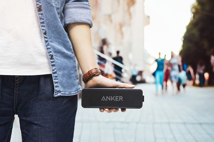 Der Anker SoundCore 2 hat fünf große, hervorgehobene Tasten zur Bedienung auf der Oberseite Der Anker SoundCore 2 hat fünf große, hervorgehobene Tasten zur Bedienung auf der Oberseite