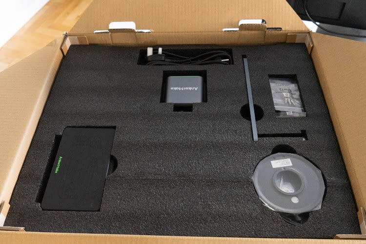 Die Verpackung des AnkerMake M5 kann gleichzeitig auch noch als Hilfe beim Aufbau verwendet werden Die Verpackung des AnkerMake M5 kann gleichzeitig auch noch als Hilfe beim Aufbau verwendet werden