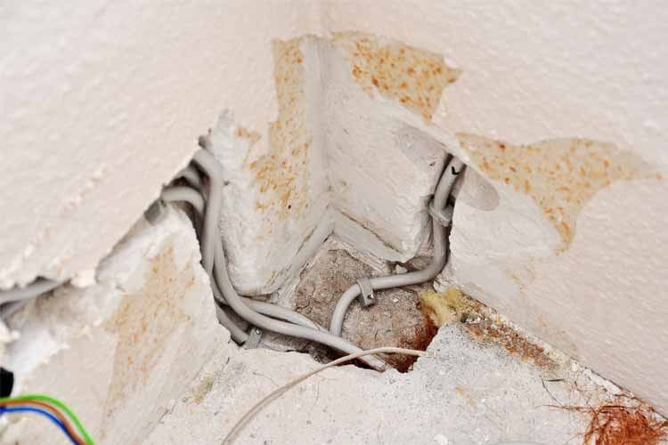 Kabelschäden verstecken sich oft unter dem Putz und bieten daher ein hohes Verletzungsrisiko für Laien Kabelschäden verstecken sich oft unter dem Putz und bieten daher ein hohes Verletzungsrisiko für Laien