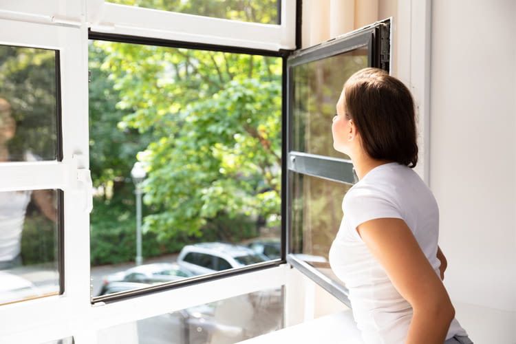 Lüften hilft nicht nur gegen Corona Viren, sondern beugt auch Schimmelentstehung vor Lüften hilft nicht nur gegen Corona Viren, sondern beugt auch Schimmelentstehung vor