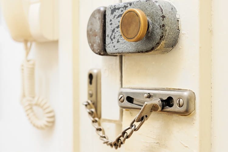 Dank einer mechanischen Türkette kann lässt sich diese Tür nicht einfach von außen aufdrücken Dank einer mechanischen Türkette kann lässt sich diese Tür nicht einfach von außen aufdrücken