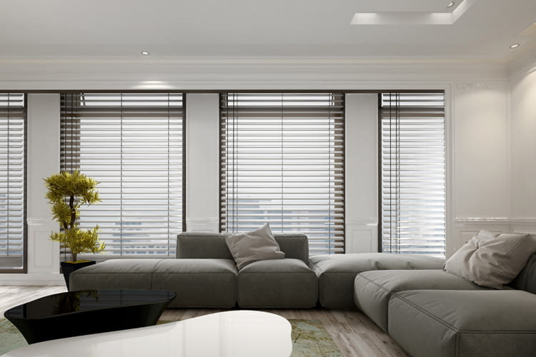 Auch Jalousien sind automatisch regulierbar und simulieren die Anwesenheit von Bewohnern Auch Jalousien sind automatisch regulierbar und simulieren die Anwesenheit von Bewohnern