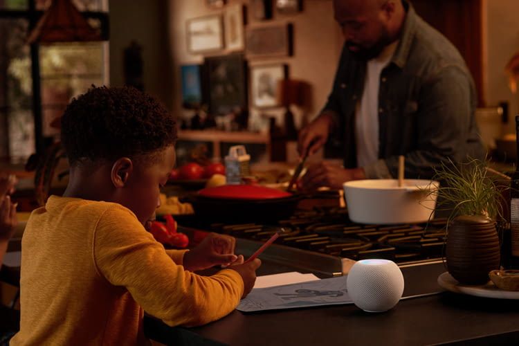 Der HomePod mini kann nicht nur als Lautsprecher, sondern auch HomeKit Steuerzentrale genutzt werden Der HomePod mini kann nicht nur als Lautsprecher, sondern auch HomeKit Steuerzentrale genutzt werden