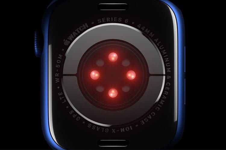 Die größte Neuerung der Apple Watch Series 6 ist der Sensor zur Blutsauerstoffmessung auf der Unterseite vom Gehäuse Die größte Neuerung der Apple Watch Series 6 ist der Sensor zur Blutsauerstoffmessung auf der Unterseite vom Gehäuse