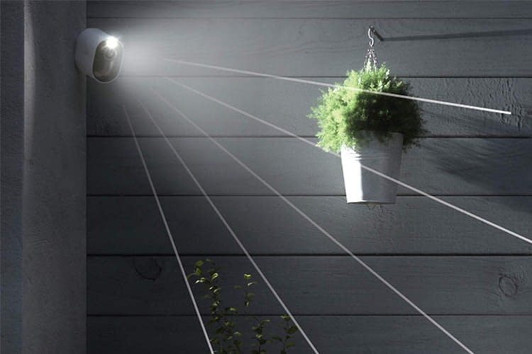 Dank Spotlight, 180° Sichtfeld und 12 fachem digitalem Zoom registriert Arlo Ultra jede Bewegung Dank Spotlight, 180° Sichtfeld und 12 fachem digitalem Zoom registriert Arlo Ultra jede Bewegung