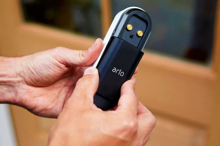 Dank des praktischen Akkus kann die Arlo Essential Video-Türsprechanlage, neben der festen Installation durch einen Fachmann, auch vom Anwender selbst montiert werden. Dank des praktischen Akkus kann die Arlo Essential Video-Türsprechanlage, neben der festen Installation durch einen Fachmann, auch vom Anwender selbst montiert werden.