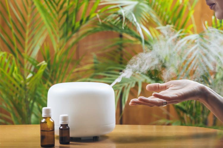 Ein Aroma Diffuser verbreitet wohlriechende Düfte und erzeugt eine angenehme Atmosphäre Ein Aroma Diffuser verbreitet wohlriechende Düfte und erzeugt eine angenehme Atmosphäre