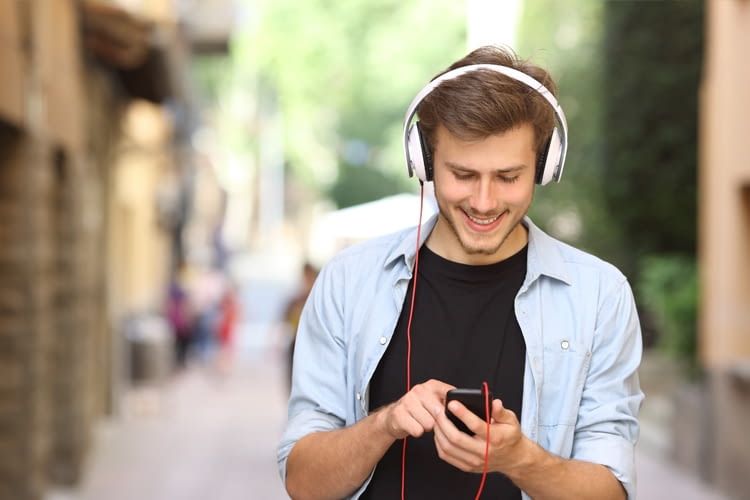 Auch unterwegs oder bei Wartezeiten sorgen Hörspiele und Podcasts für Abwechslung Auch unterwegs oder bei Wartezeiten sorgen Hörspiele und Podcasts für Abwechslung