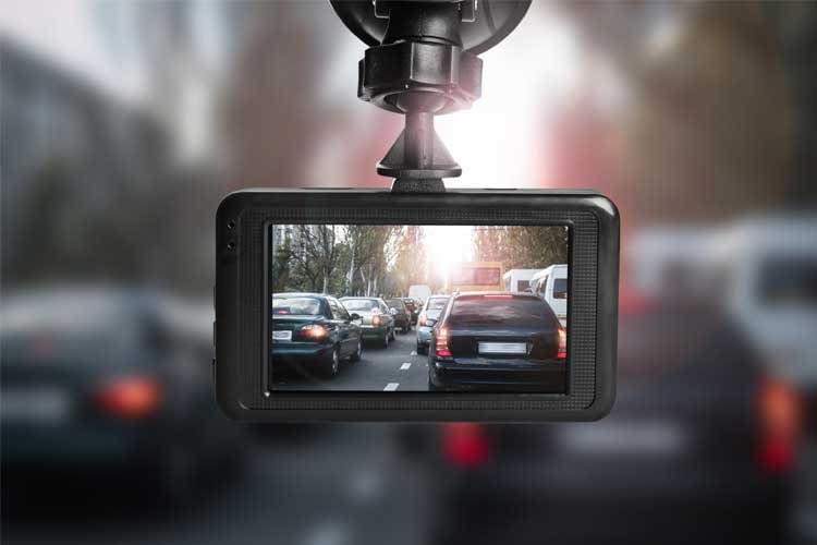 Veröffentlichen Nutzer Aufnahmen einer Dashcam im Internet, sollten Kennzeichen unkenntlich gemacht werden Veröffentlichen Nutzer Aufnahmen einer Dashcam im Internet, sollten Kennzeichen unkenntlich gemacht werden