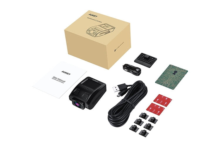 AUKEY Dashcam Lieferumfang: Kamera, Verbindungskabel, Kabelklemmen und Klebestreifen AUKEY Dashcam Lieferumfang: Kamera, Verbindungskabel, Kabelklemmen und Klebestreifen