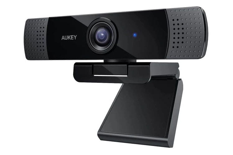 Die AUKEY PC-LM1E Webcam bietet eine Fixfokus CMOS-Linse und zwei Mikrofone Die AUKEY PC-LM1E Webcam bietet eine Fixfokus CMOS-Linse und zwei Mikrofone