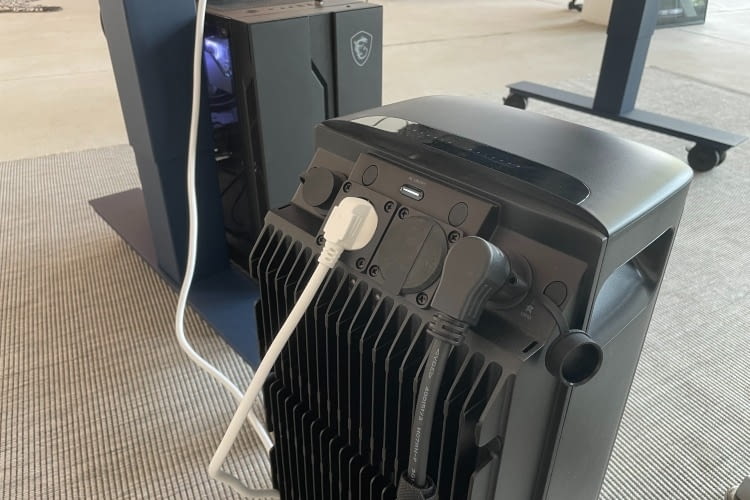 Der STREAM Pro AC mit einem angeschlossenen PC Der STREAM Pro AC mit einem angeschlossenen PC