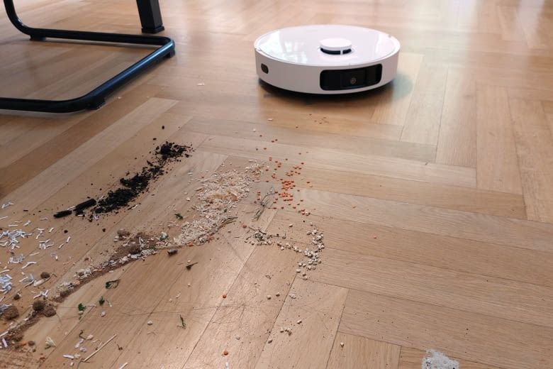 Rechts hat der Roboter hier bereits gesaugt, links noch nicht Rechts hat der Roboter hier bereits gesaugt, links noch nicht