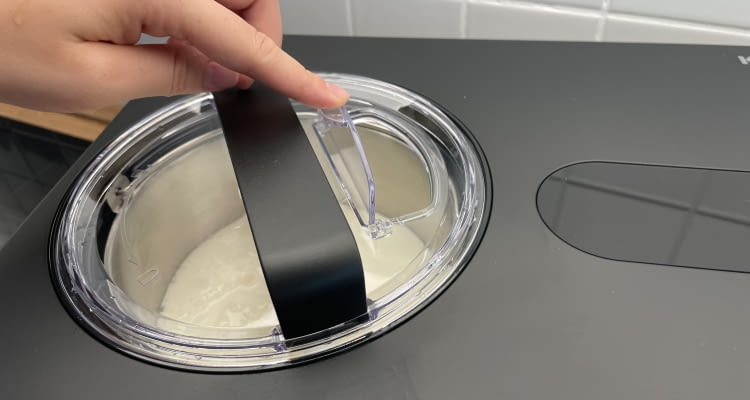 Über die Klappe können kleinere Zutaten wie Schokochips nachträglich eingefüllt werden Über die Klappe können kleinere Zutaten wie Schokochips nachträglich eingefüllt werden