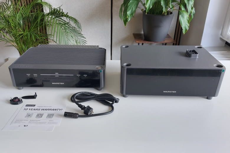 Die Haupteinheit (links) ist deutlich kleiner als der zugehörige Speicher Die Haupteinheit (links) ist deutlich kleiner als der zugehörige Speicher