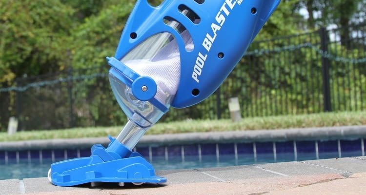 Im Akku-Poolsauger Test Check stellte sich der Pool Blaster als bestes Gerät für große Flächen heraus Im Akku-Poolsauger Test Check stellte sich der Pool Blaster als bestes Gerät für große Flächen heraus