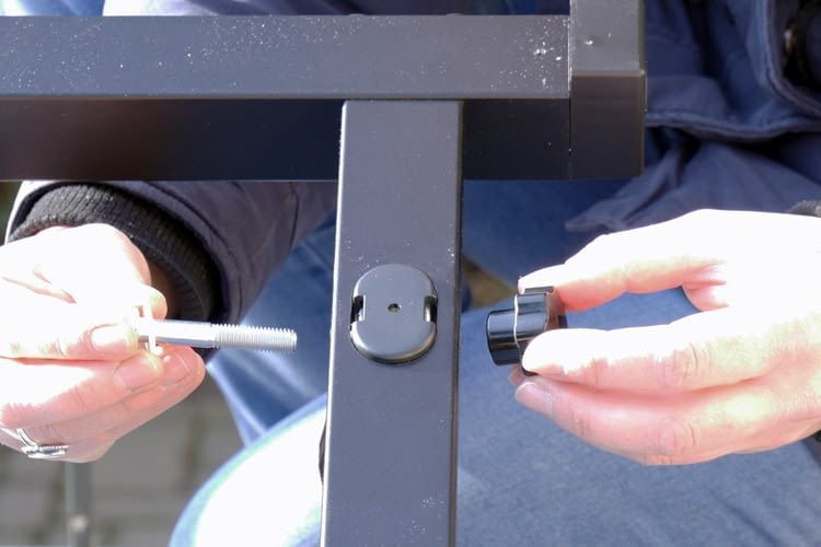 Hier ist die Verbindungsschraube für die Halterung zu sehen Hier ist die Verbindungsschraube für die Halterung zu sehen