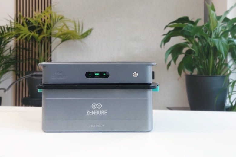 Der SolarFlow 2400 AC Wechselrichter sitzt hier direkt auf dem Speichermodul Der SolarFlow 2400 AC Wechselrichter sitzt hier direkt auf dem Speichermodul