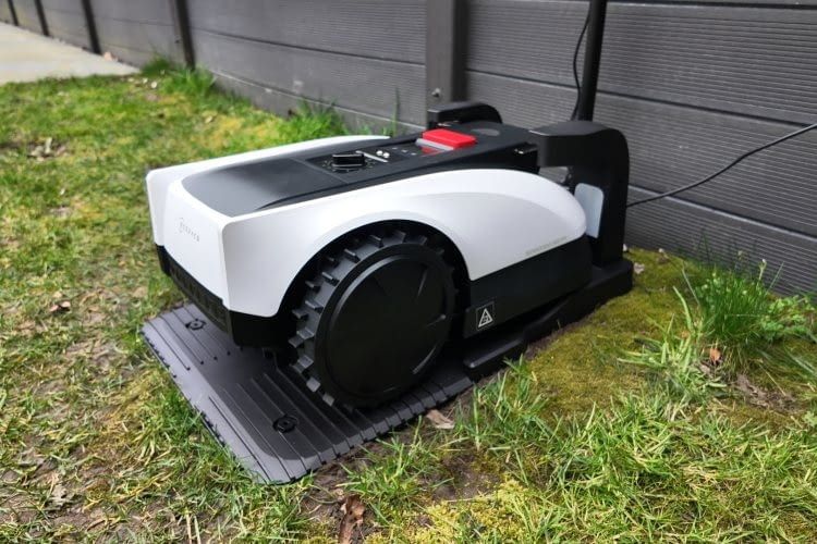 Der GOAT O800 RTK einsatzbereit in seiner Station Der GOAT O800 RTK einsatzbereit in seiner Station