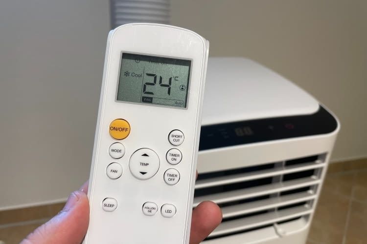 Die Klimaanlage kann am Gerät und per Fernbedienung bedient werden Die Klimaanlage kann am Gerät und per Fernbedienung bedient werden