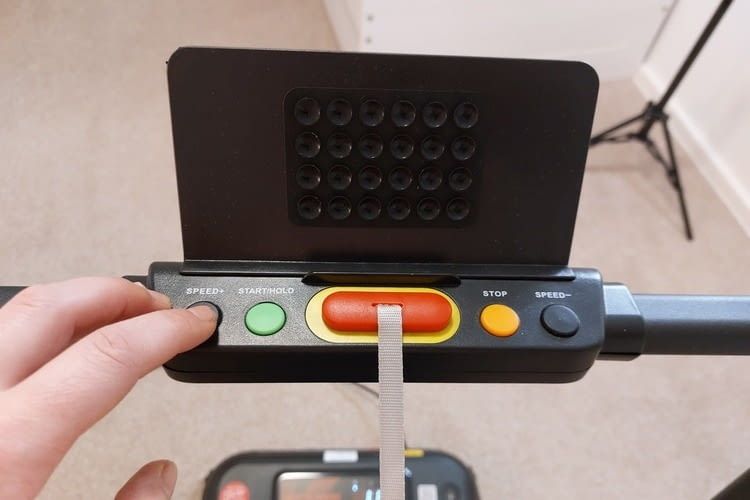 Wird hier der rote Sicherheitsstecker in der Mitte abgezogen stoppt das Band Wird hier der rote Sicherheitsstecker in der Mitte abgezogen stoppt das Band