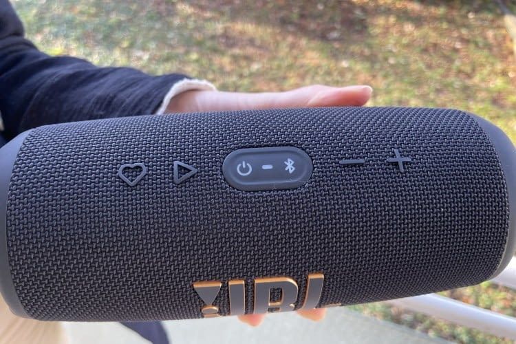 Die Tasten sind wie von JBL gewohnt angeordnet Die Tasten sind wie von JBL gewohnt angeordnet