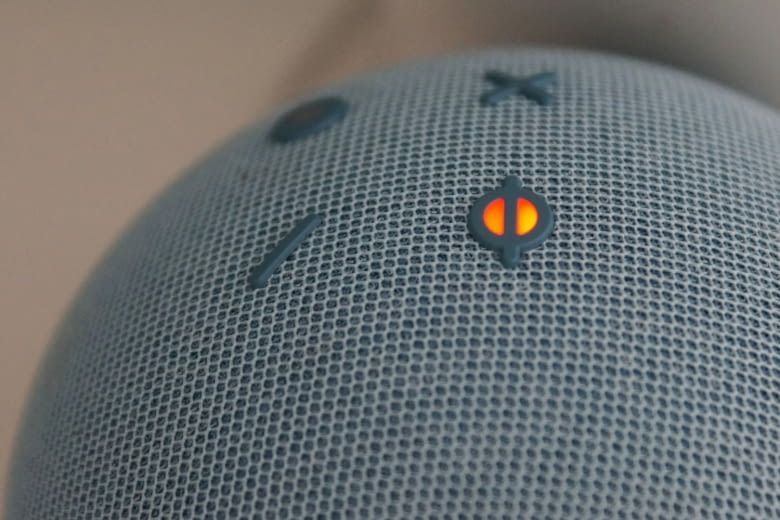 Hier ist die Mikrofon An/Aus-Taste des Amazon Echo 4 zu sehen Hier ist die Mikrofon An/Aus-Taste des Amazon Echo 4 zu sehen