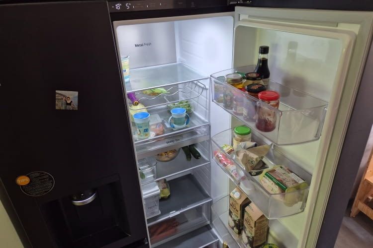 Die aktuellen Temperaturen im Inneren lassen sich am oberen Rand ablesen Die aktuellen Temperaturen im Inneren lassen sich am oberen Rand ablesen