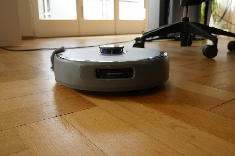 Der Narwal Freo Z Ultra befreit verschmutzte Böden hervorragend von Verunreinigungen. Der Narwal Freo Z Ultra befreit verschmutzte Böden hervorragend von Verunreinigungen.