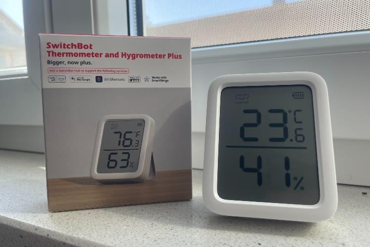 Das Meter Plus kommt mit zwei AAA-Batterien im Lieferumfang Das Meter Plus kommt mit zwei AAA-Batterien im Lieferumfang