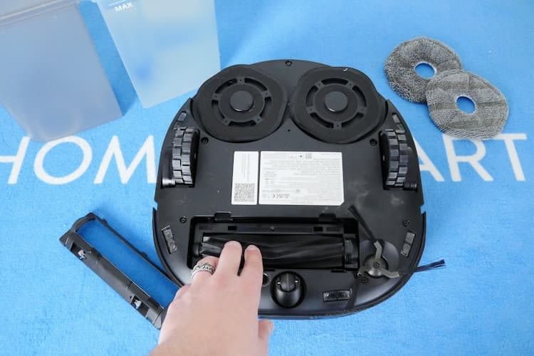 Dank der beiden rotierenden Wischmopps und der vollgummierten Hauptwalze säubert der eufy Clean X9 Pro zuverlässig. Dank der beiden rotierenden Wischmopps und der vollgummierten Hauptwalze säubert der eufy Clean X9 Pro zuverlässig.